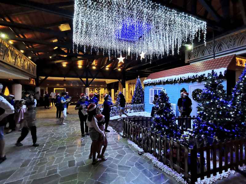 香格里拉丹绒亚路海滨度假村的大堂内布置了以蓝为主题的圣诞布置，有蓝色小木屋、蓝色系灯饰圣诞树和蓝色吊灯。