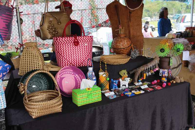 除了地道美食之外，优格哇狮假日市集也有售卖一些手工艺品，选择众多，令人眼花缭乱。