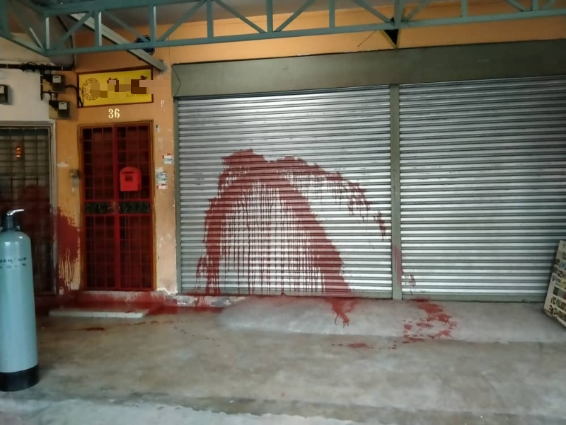 毗邻家具店的二楼入口及瓷砖店大门也被大耳窿的泼红漆行径遭殃。
