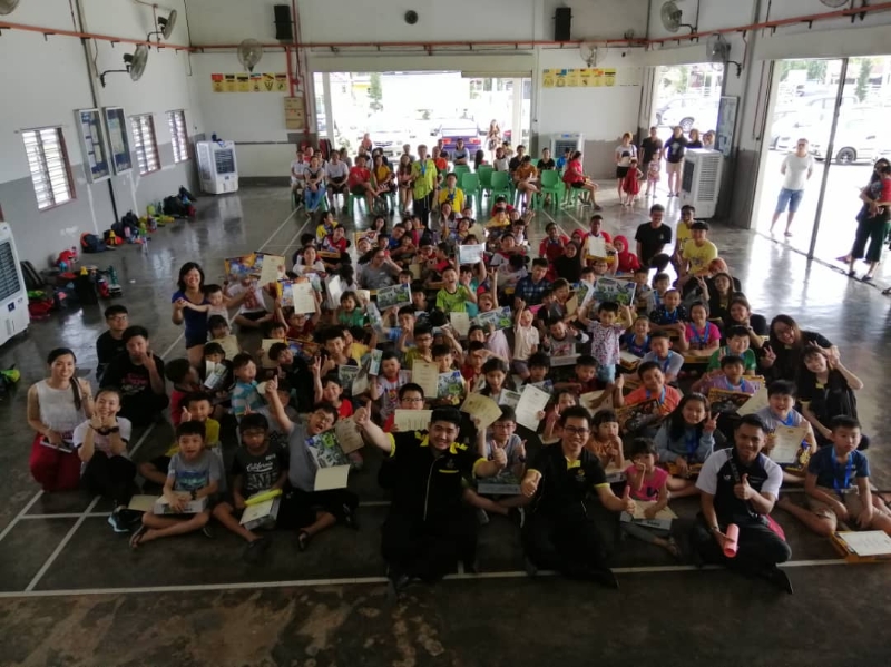 “2019峇吉里机器人营”吸引115名中小学生参加，场面热闹。
