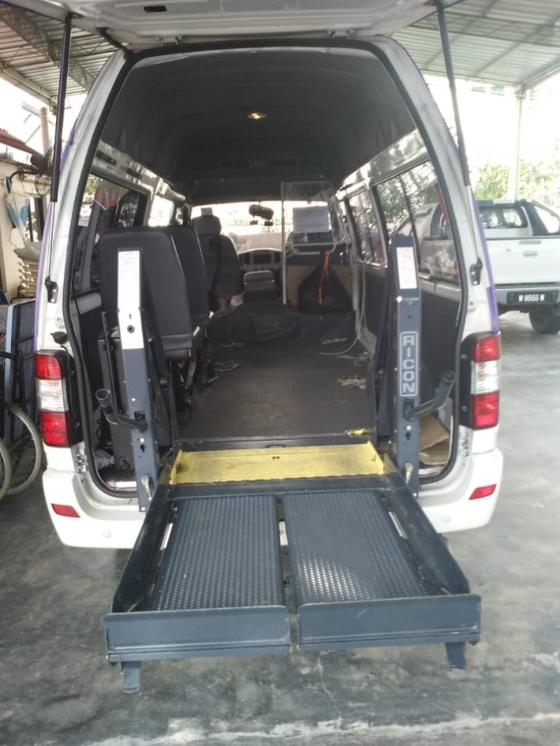 复康车是一部拥有升降系统，方便轮椅上下，内部宽敞舒适的无障碍车辆。