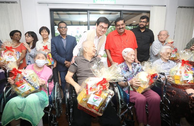 黄百鸣与R多莱星甘派发圣诞礼品予长者们,并参观该院的设施,直赞“像酒店多过像老人院。”舒适环境很适合长者居住。