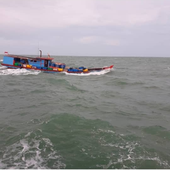 印尼货船因遭遇恶劣天气，导致沉船事故。