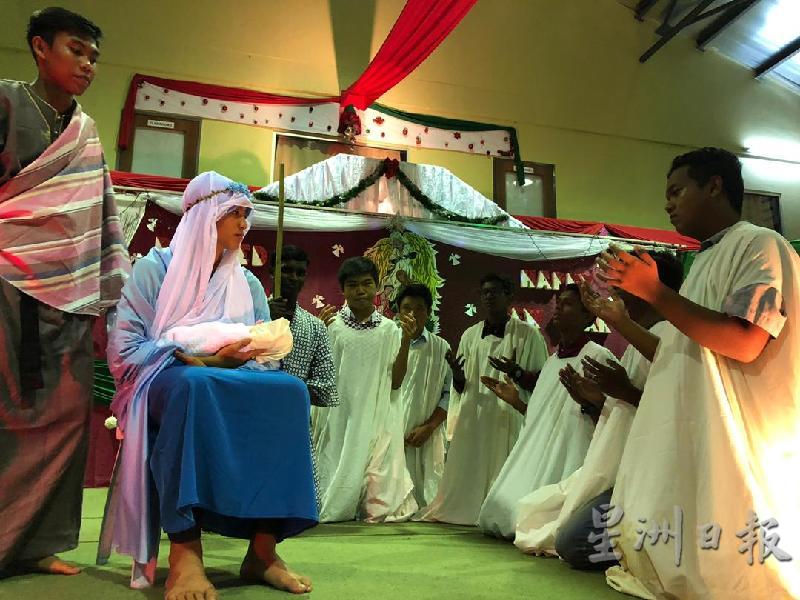 学生们透过话剧呈献耶稣诞生在马槽的情况，宣扬神爱世人的普世精神。