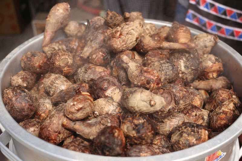 在优格哇狮假日市集贩卖的烤小芋头鲜甜可口，入口即化。