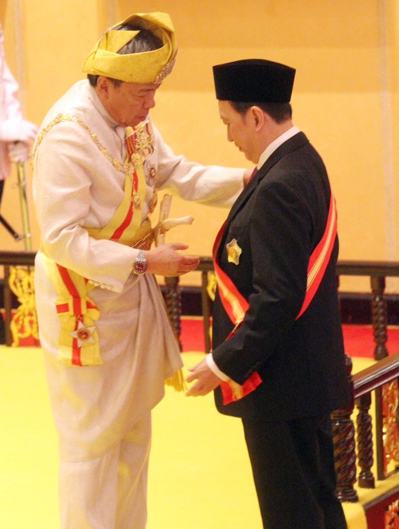 雪州苏丹沙拉弗丁（左起）册封杨肃宏D.P.M.S“拿督”勋衔。