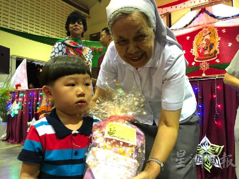 修女分派圣诞礼物予李传逸。
