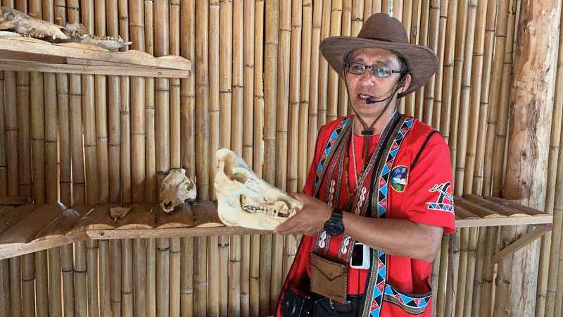 有限责任嘉义县原住民逐鹿社区合作社执行长郑信得介绍每个邹族家屋必备的“兽骨架”。