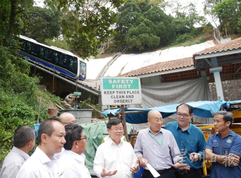 尤端祥（右起）、李俊杰、石礼兴、曹观友等巡视隧道上方道路工程情况。