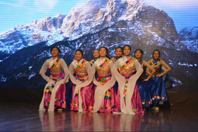 舞蹈班学员呈献热情奔放的藏族舞《雪儿达娃》。