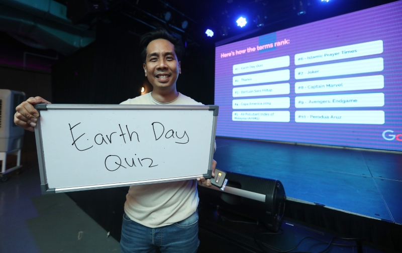 大马谷歌公关组主任杰菲里尤索夫展示年度热搜排行榜首字眼─“地球日游戏─测验你是哪种动物 ”（Earth Day Quiz）。