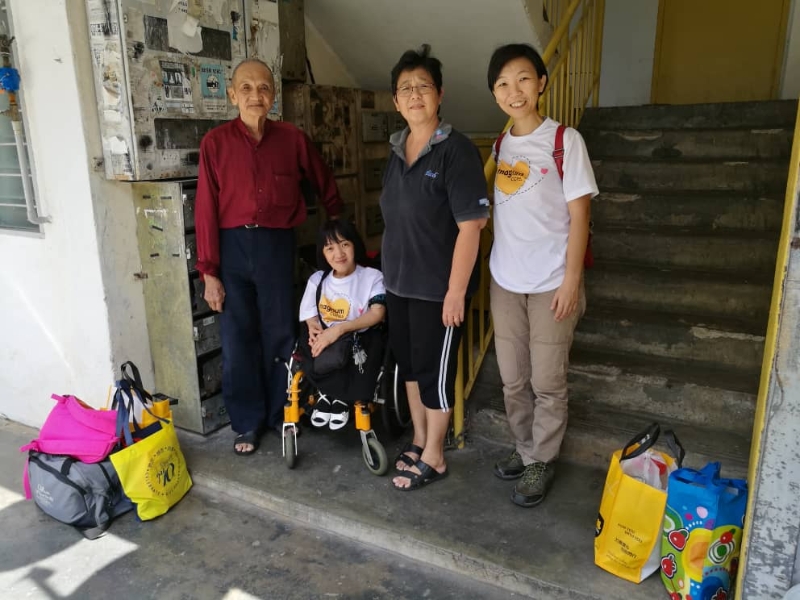 双福的志工送障友林慧娴和她爸爸回马六甲老家时合影。