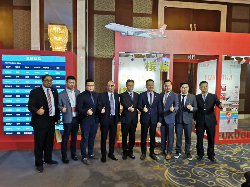 杨顺兴（右四起）与深圳航空客户管理中心主任张瑜等人，在出席“与世界为邻”深航深圳直飞槟城发布会后交流。