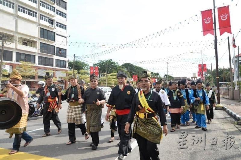 参加者以传统服装游行2公里引瞩目。