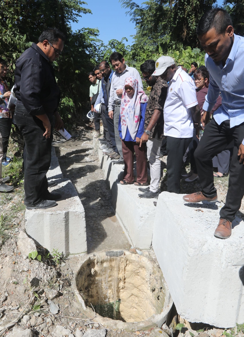 峇拉巴卡兰（右三）指责该洋灰厂内排水沟处的过滤系统不符合规格。