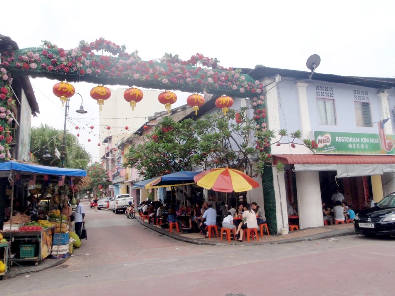花圃式的临时排楼，红灯笼第一次出现写上陈旭年文化街6个大字。
