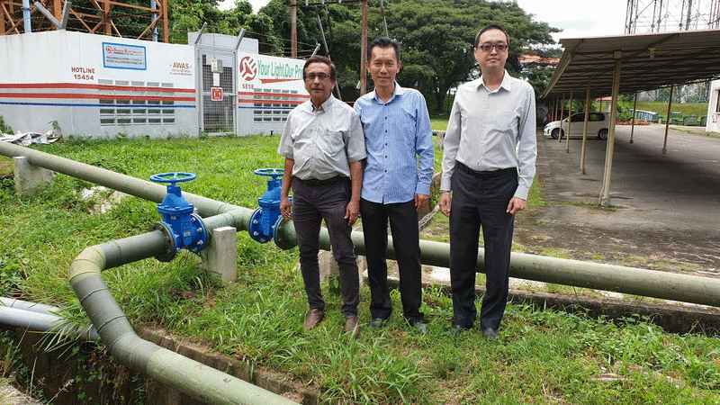 接驳水务局水管的主水管乃採用轻钢水泥衬管。右为洪仁杰。