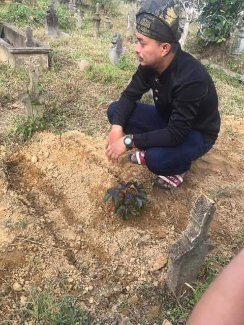 莫哈末礼祖安到坟墓悼念不幸夭折的孩子。
