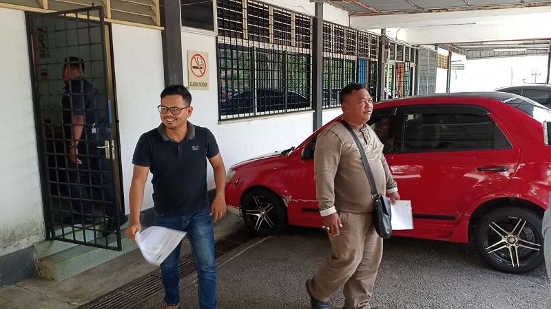 两名被控无准证私运活牛进入森州的马来男子，在缴付罚款后，离开马口推事庭。