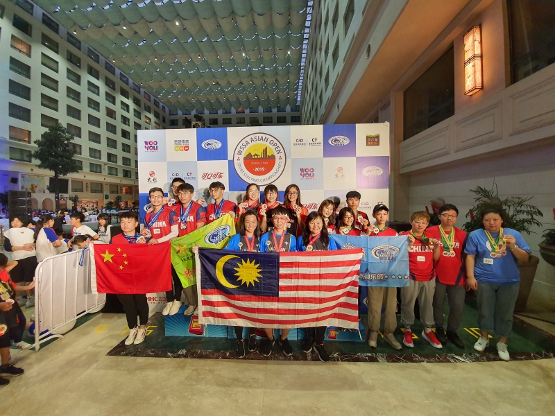 马来西亚竞技叠杯总会在不久前代表马来西亚到中国厦门参加亚洲赛，丰收而归。