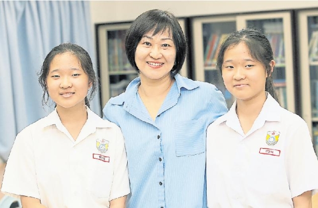 家长陈佩菁的双胞胎女儿是华小毕业生，名列前茅，但对华语兴致缺缺，也不太喜欢国际学校的氛围，最后选择进入培南独中的IGCSE班。