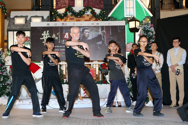 11日晚活动上也邀请到WSL Ving Tsun Combat Science – Malaysia 武馆的师父丁超尘（David Peterson），率领徒弟们在台上表演咏春拳。