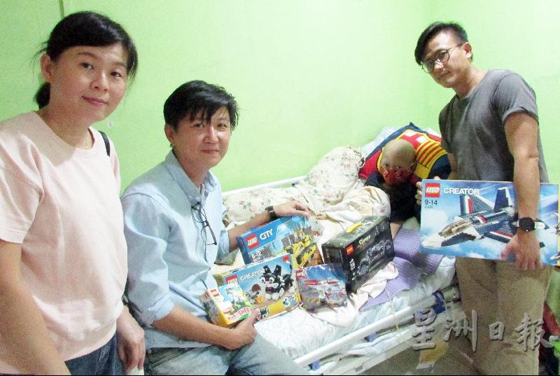 胡詩敏(左一起)、彭思林及陳觀祥(右一)把大家捐獻的積木玩具帶給艾迪爾，給他打氣，希望他能開心起來。