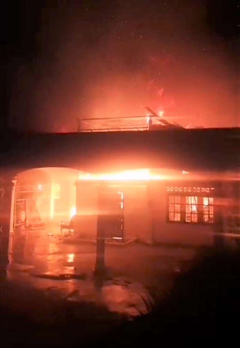 角头警局旁的一间马来民宅发生大火，2姐妹被烧死在屋内。