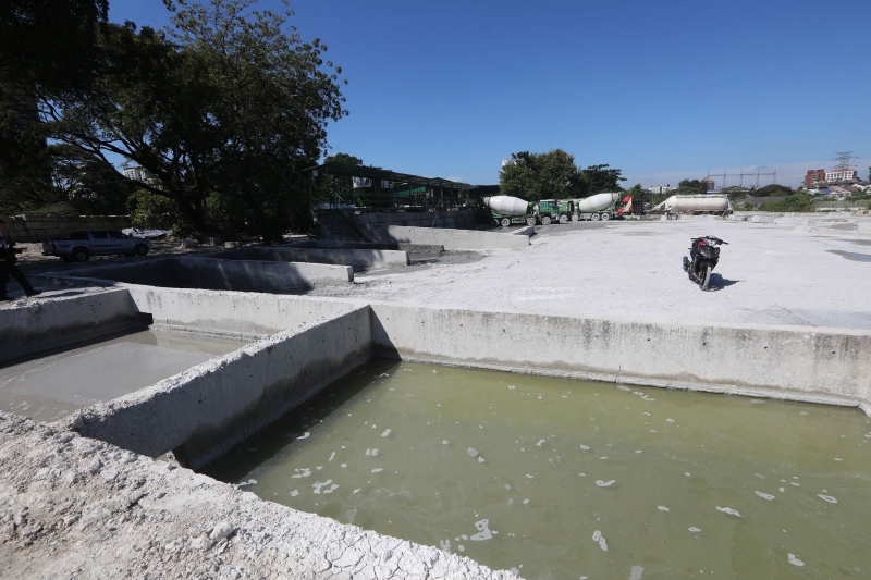 峇拉巴卡兰抨击洋灰厂内的沉淀池犹如游泳池，完全无法排水。