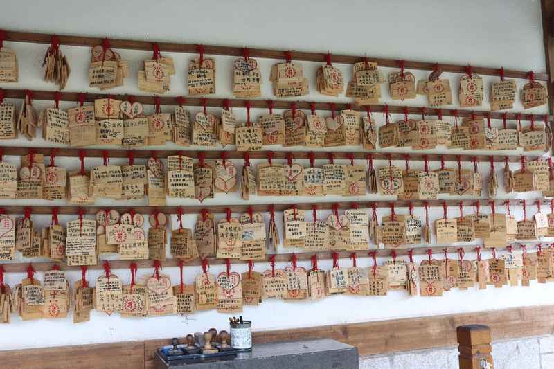 庆修院的一幅牆上挂满了许愿牌，写满了参拜者的心愿与祝福。