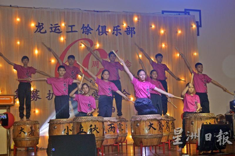 龙运光华小学节令鼓队以精彩表演为晚宴掀开序幕。