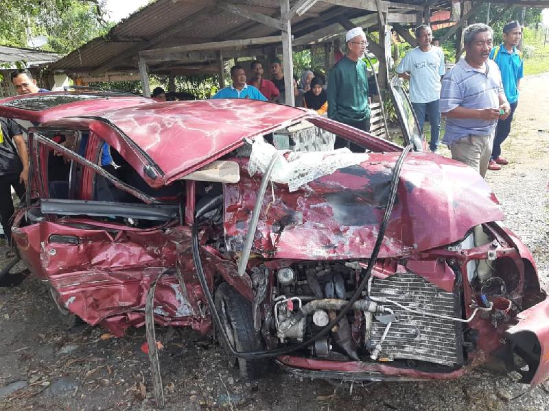 灵鹿轿车毁不成形，造成司机、乘客及孩童共3人当场死亡。
