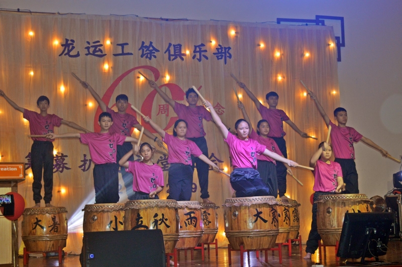 龙运光华小学节令鼓队以精彩表演为晚宴掀开序幕。