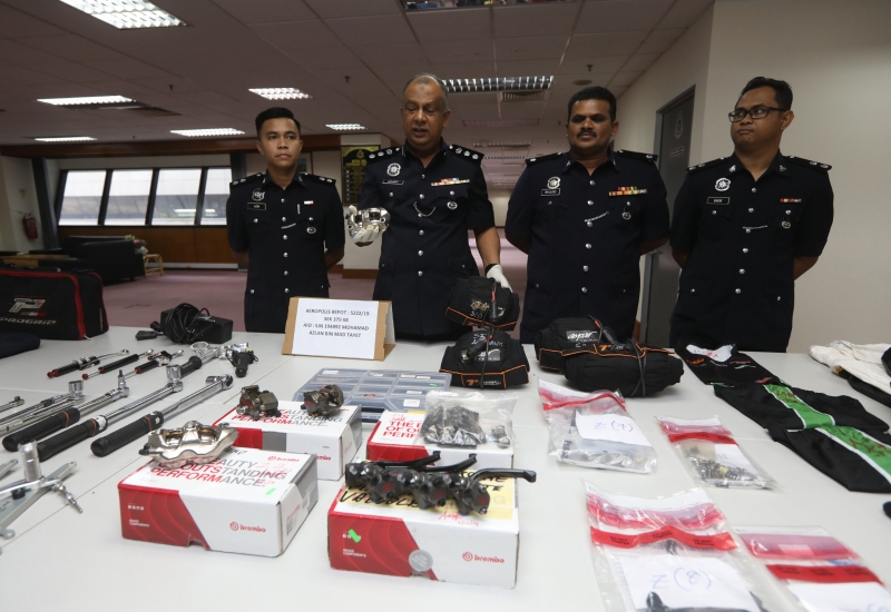 祖基菲里（左二）向媒体展示警方起获的外套。右二为吉隆坡国际机长警区总部刑事调查主任巴鲁副警监。