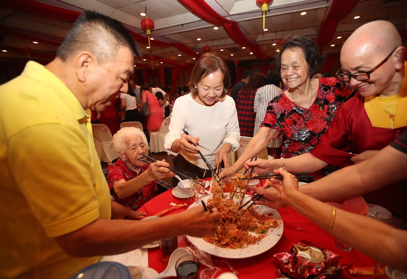 捞生是华裔欢庆新年的必备美食，而为吸引顾客，不少餐馆酒楼近年来也开始在“鱼生”上下工夫，发挥创意心思。