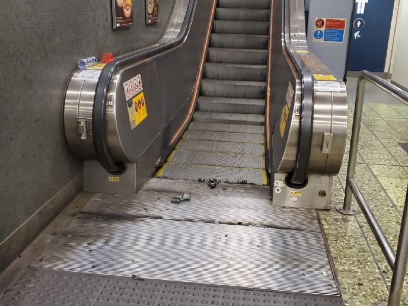 港铁表示，牛头角站有扶手电梯凌晨遭人投掷汽油弹。（港铁提供）