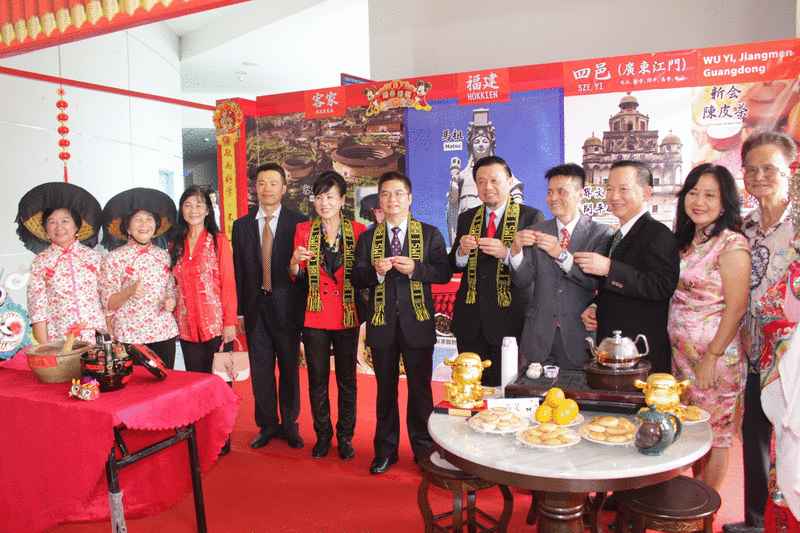 嘉宾在沙大孔子学院开幕礼的中华文化展览摊位上合影。左五起为黄小娟、梁才德及叶永兴。