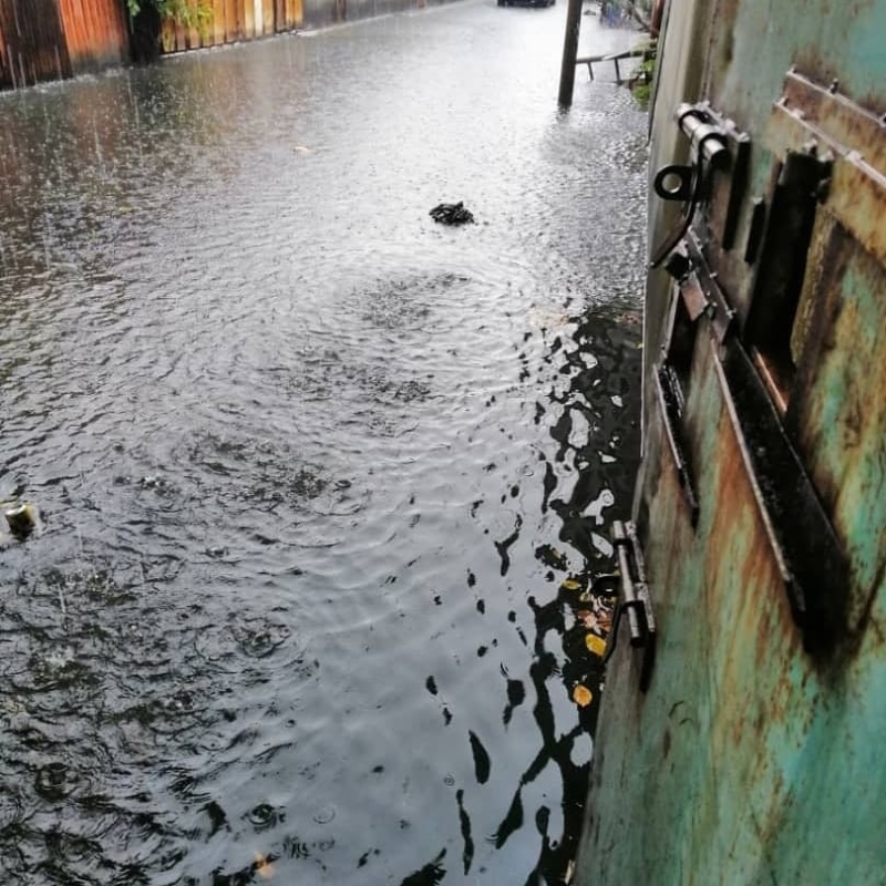 该区环境脏乱，尤其卫生和沟渠阻塞，一旦下大雨半小时就会淹水。