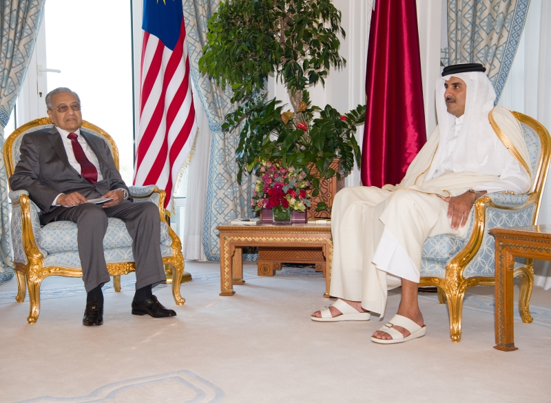 马哈迪（左）与卡塔尔埃米尔（国家元首）谢赫塔米姆（右）举行会晤，以讨论提升双边关系的举措。