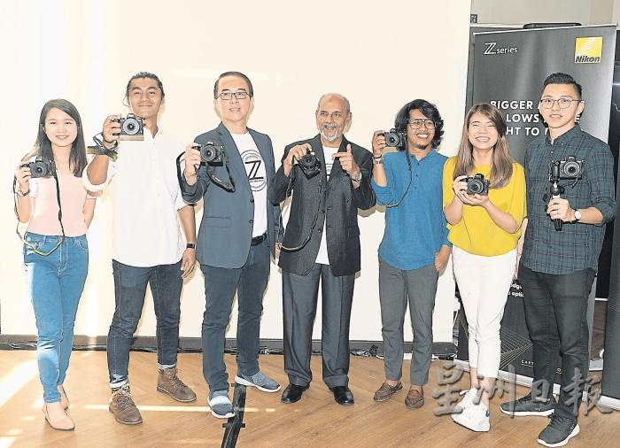 马来西亚尼康董事经理伍春益（左三起）和尼康专业服务部的高级经理马夫之率领一班摄影师，向媒体推介尼康Z50的诞生。（摄影：本报 冯依健）