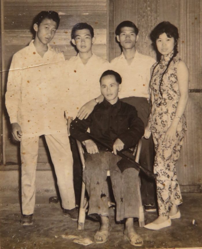 话剧舞台演出曾经在霹雳州宜力盛行一时，此泛黄照片，是1963年《破坏》话剧的演员周业军（坐者）、陈瑞春（后排右起）、刘宏良、陶华昭和陈光荣。