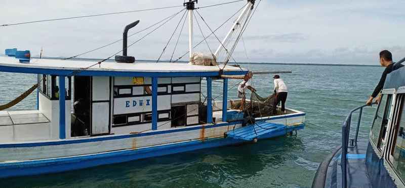 水警于周三（11日）展开“澎湃行动”，扣捕违法作业的渔船。