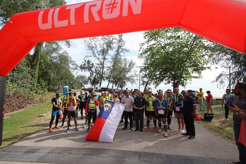 2019年10月，马六甲马日丹那200公里超马赛，嘉宾挥族开赛时的情景，仅有20余名国内外选手开跑。