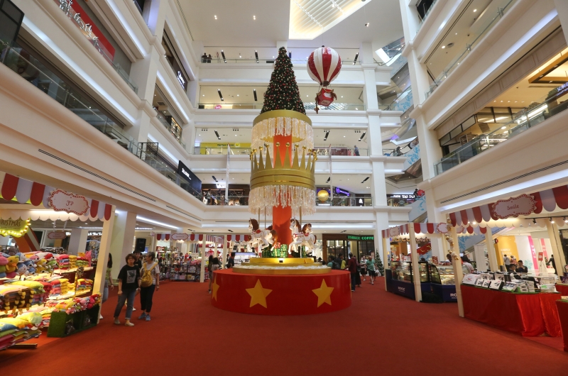 新山一带的购物商场圣诞节气氛浓厚，绚丽夺目的圣诞主题装饰处处可见。