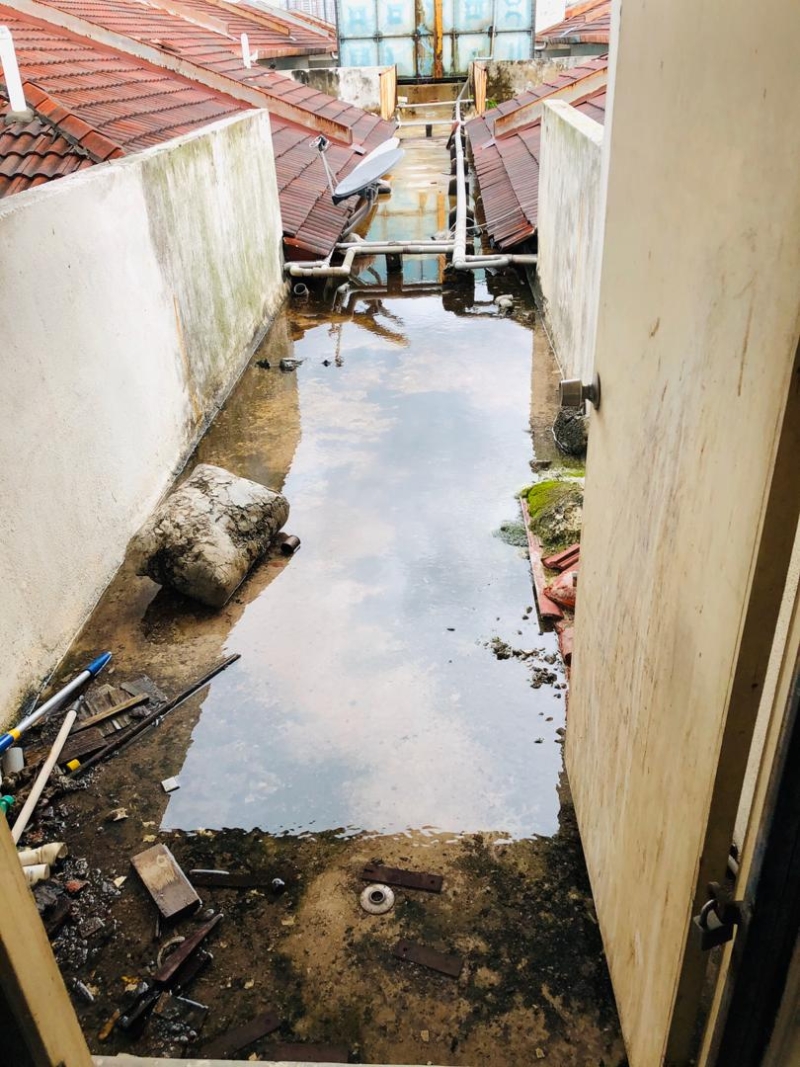 汝来千百家组屋顶层因蓄水槽漏水，导致出现积水的问题。