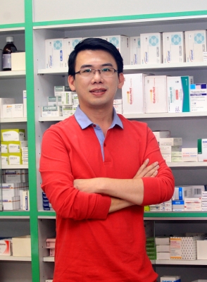 黄宏圣，毕业于马来西亚国立大学药剂系。曾服务于政府中央医院，现为社区药行执业药剂师。