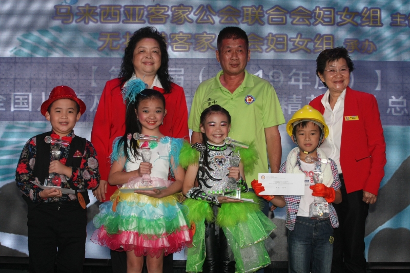 儿童A组优胜者跟颁奖嘉宾合照。后排左起为黄美景、叶光富及丘小香；前排左起为林子康、张桃瑄、张健诚及林悦绮。