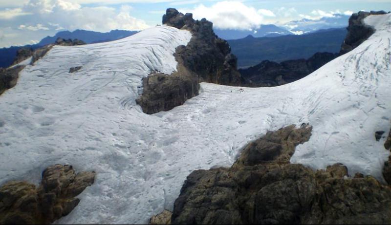 最新研究显示，巴布亚省查亚峰的冰川正快速消
融。图为2010年6月拍摄的画面。（图：法新社）