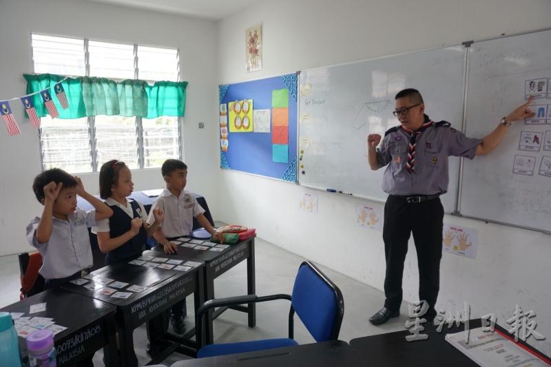 许坚毅目前在峇株巴辖特殊学校执教。