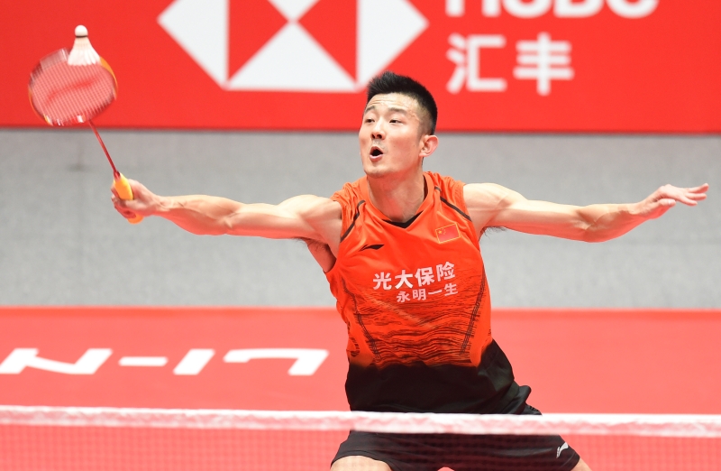 中国的谌龙在世羽联年终决赛最后一场小组赛中以两局打败台湾名将周天成，以B组副盟资格报到半决赛。（新华社照片）